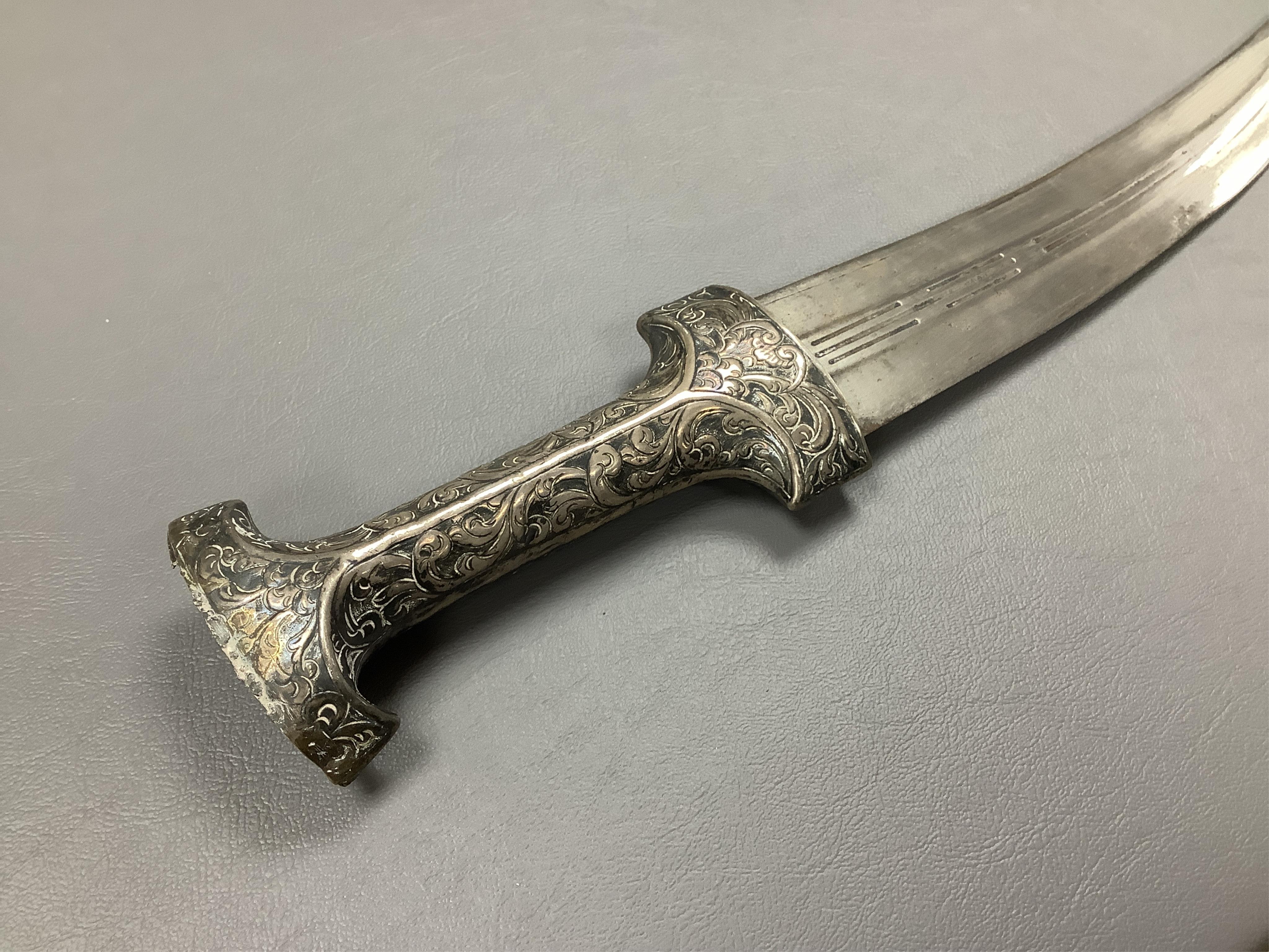 Eighteen assorted world weapons comprising a silver jambya (pommel missing), a knobkerry, a dha, two kris (one with handle missing), a lohar, three kukris, a djambok, a Chinese trousse, a chora, a flyssa, five others and